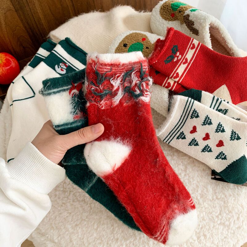 秋冬の靴下の女性の毛輪のクリスマスの靴下のクリスマスの要素は毛の保温の靴下の雪だるまのクリスマスツリーの中で靴下を持ちます。|undefined