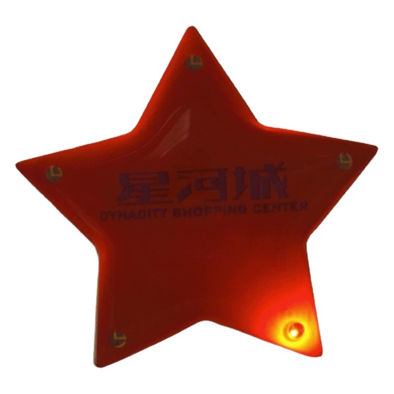 Suministro directo con luz broche de estrella de cinco puntas en forma de insignia de destello europeo y americano actividad de Navidad LED insignia luminosa colgante