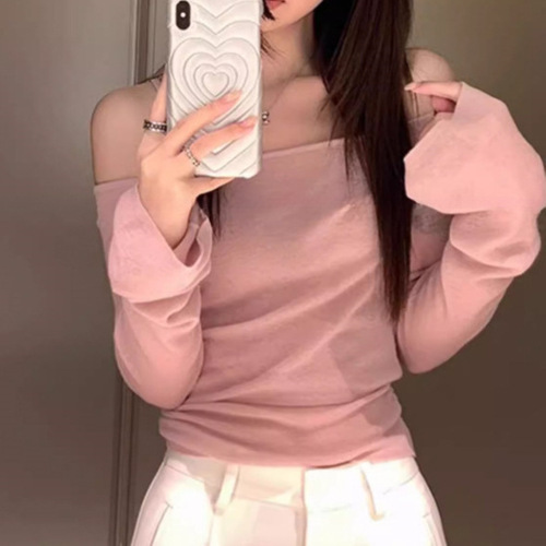 Spicy Girl Gray Off-Shoulder Top for Women, Early Autumn, Slim-Fit Knitted Base Layer with Short Cut, Showing Off the Shoulders, Long Sleeves