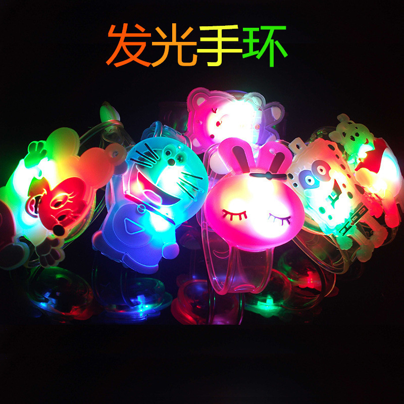 Yiwu pequeño mercado de productos básicos juguetes para niños al por mayor regalos del mercado nocturno bajo 1 yuan puesto nuevos pequeños regalos luminosos.