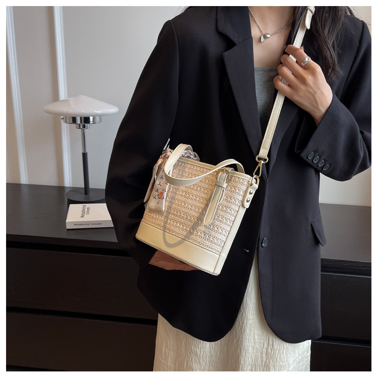 Women's Medium Straw Solid Color Beach Zipper Handbag display picture 6