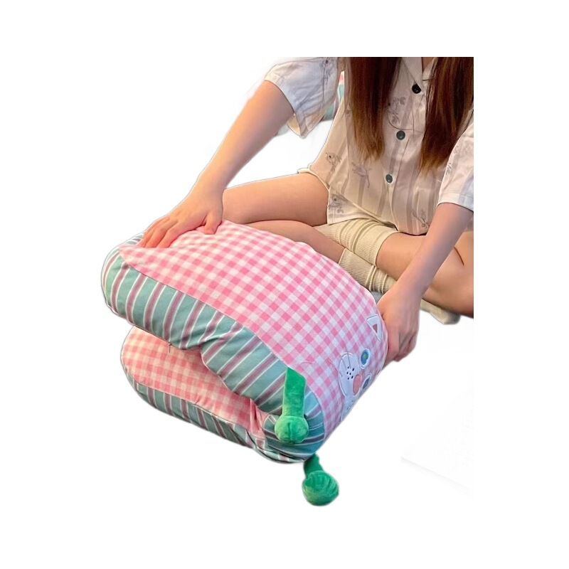 枕を抱いて寝ている長いベッドの上で枕の人形を遮ることができます。|undefined