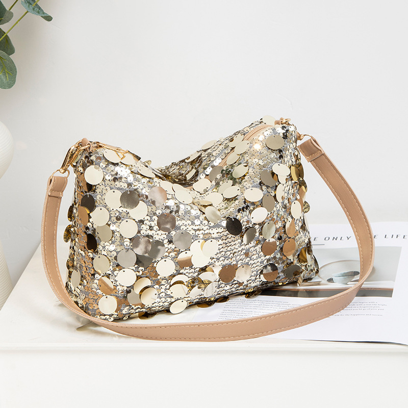 Nicho de diseño de bolso de brazo para mujeres 2025 nuevo verano y primavera de moda esquinilla de hombro mochila de moda extranjera