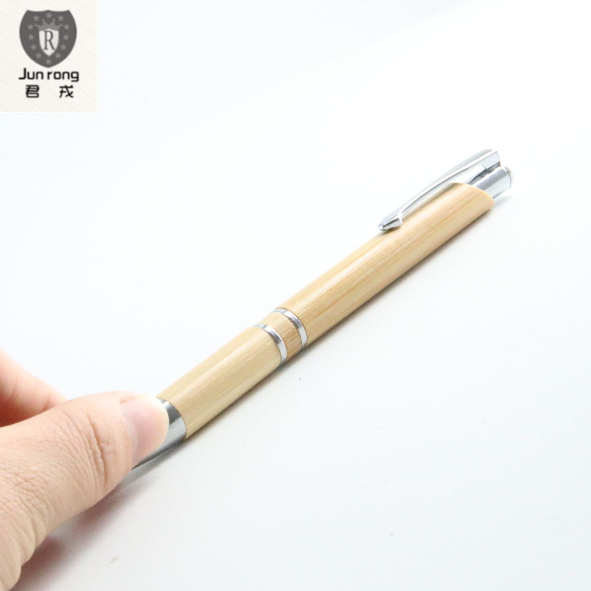 Empuje la pluma de bambú bolígrafo láser logo regalo pluma negocio bolígrafo e-commerce Venta caliente en stock pluma de aceite medio