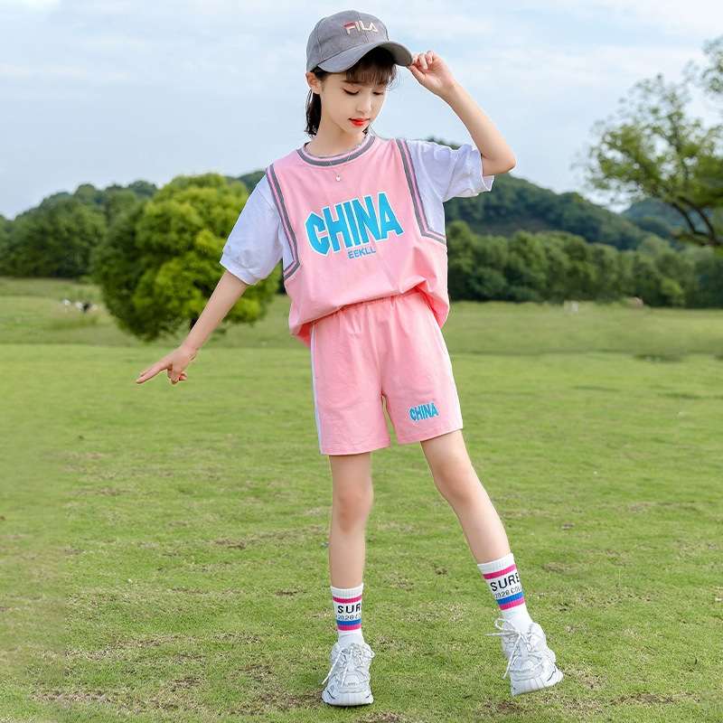 Traje de verano para niñas 2024 nueva moda estilo occidental medio y grandes niños sueltos deportes casuales manga corta de dos piezas delgadas