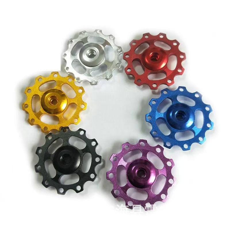 Un par de círculos negros y rojos con agujeros