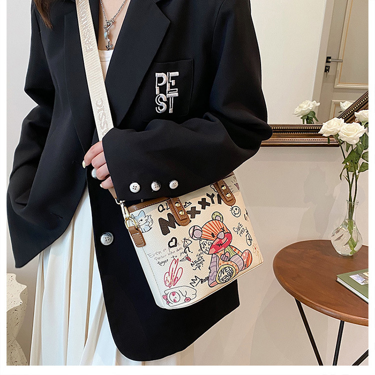 Women's Graffiti Shoulder Bag Large Capacity Fashion Bucket Bag_voghion.com