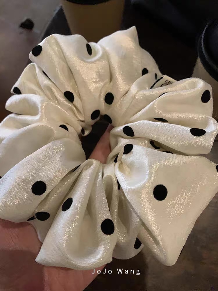 The texture is amazing! The pearlescent dots give it a classy look. This scrunchie is a stylish Korean fashion hair accessory for women