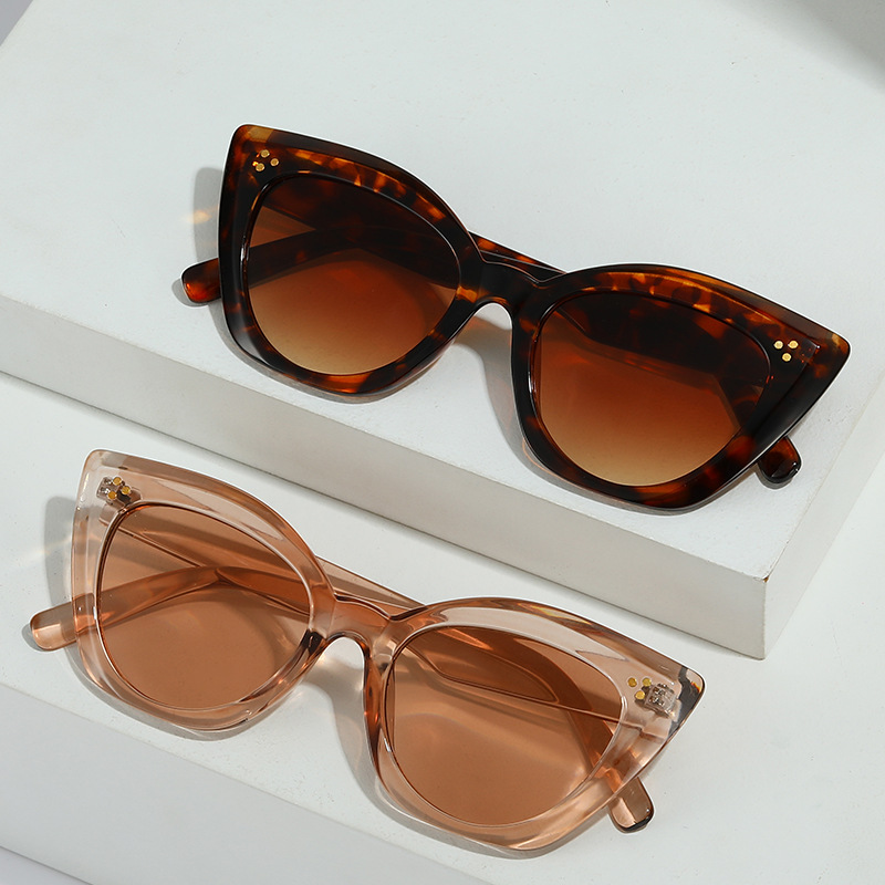 New Fashion Retro Cat-eye Studded Avant-garde European And American Runway Light Luxury Sunglasses, Same Style As_voghion.com
