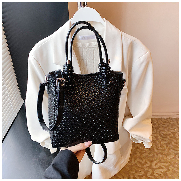 A niche and simple hand-held bucket bag for the summer of 2025, featuring a fashionable and stylish Korean style with a woven pattern, is a single-shoulder crossbody bag undefined