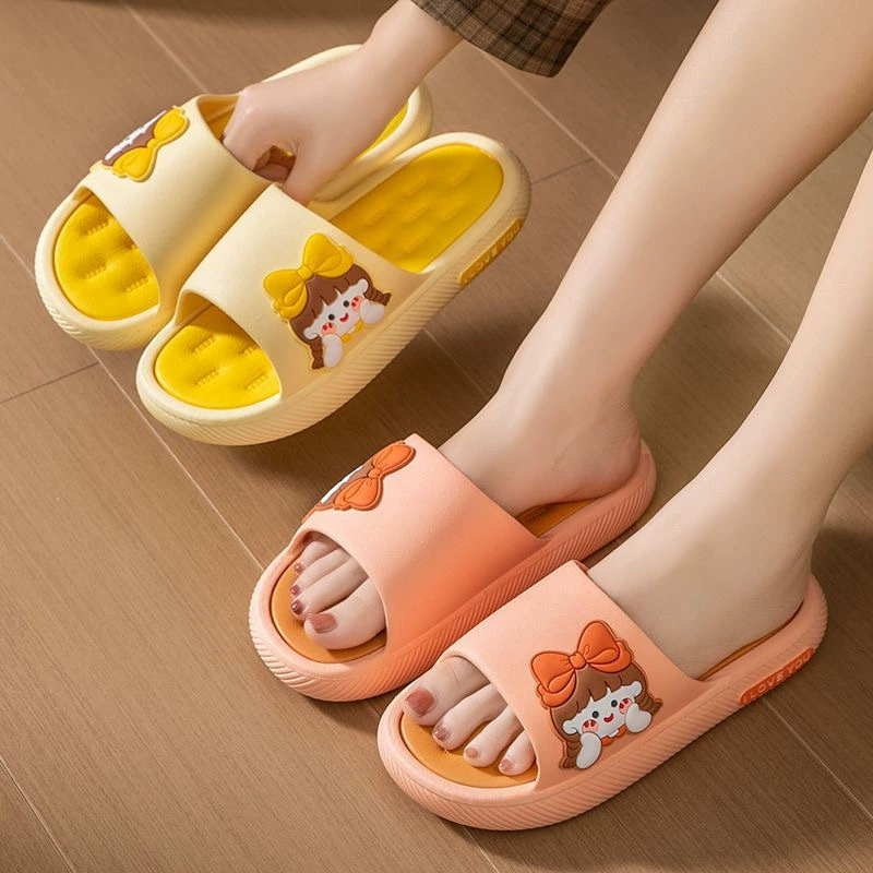 Тапки с толстой подошвы женщины летом носят 2024 новый милый домашний интерьер противоскользящая ванная комната баня холодные тапочки женские