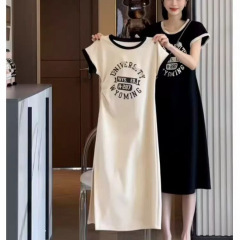 ヨーロッパの夏のワンピースの女性の氷の糸の薄いアルファベットのプリントのフォークの長いスカートのデザイン感の半袖はスリムに見えます。