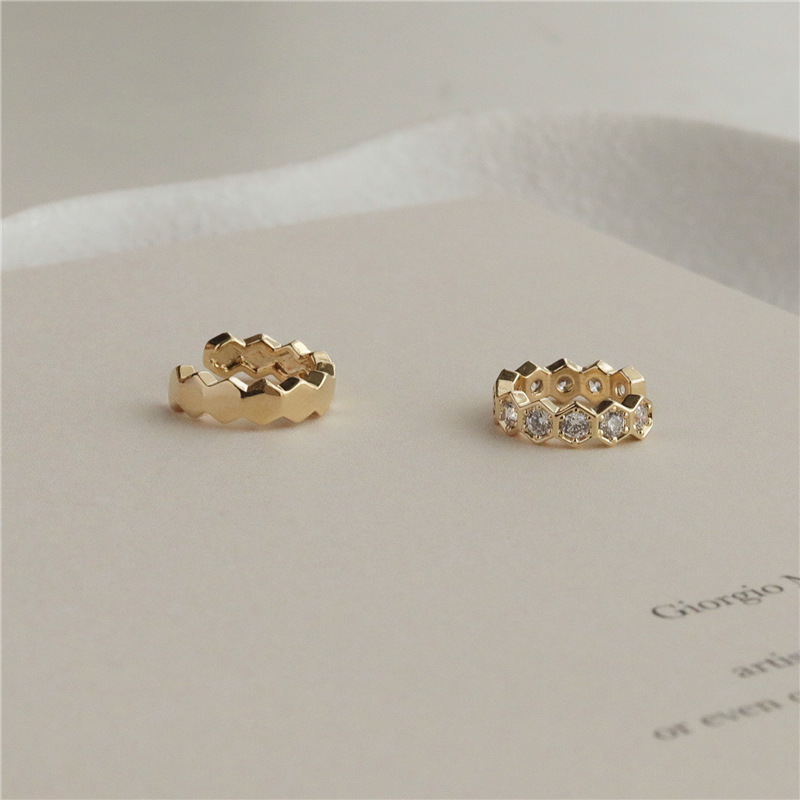 Asimétrico de diamante incrustado oreja clip de hueso pendientes femeninos de una sola pieza francés de alto grado de temperamento clip de oreja simple estilo frío