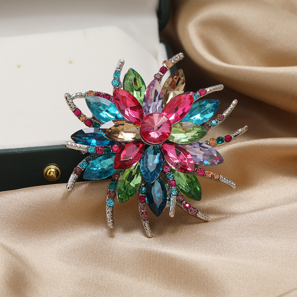 Retro Flower Alloy Inlay Artificial Gemstones Rhinestones Women's Brooches display picture 3