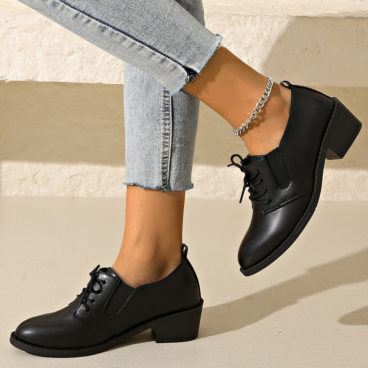 Damesschoenen met dikke hak en vetersluiting in retrostijl, gemaakt van leer, lage modellen, professionele uitvoering, plus size._voghion.com