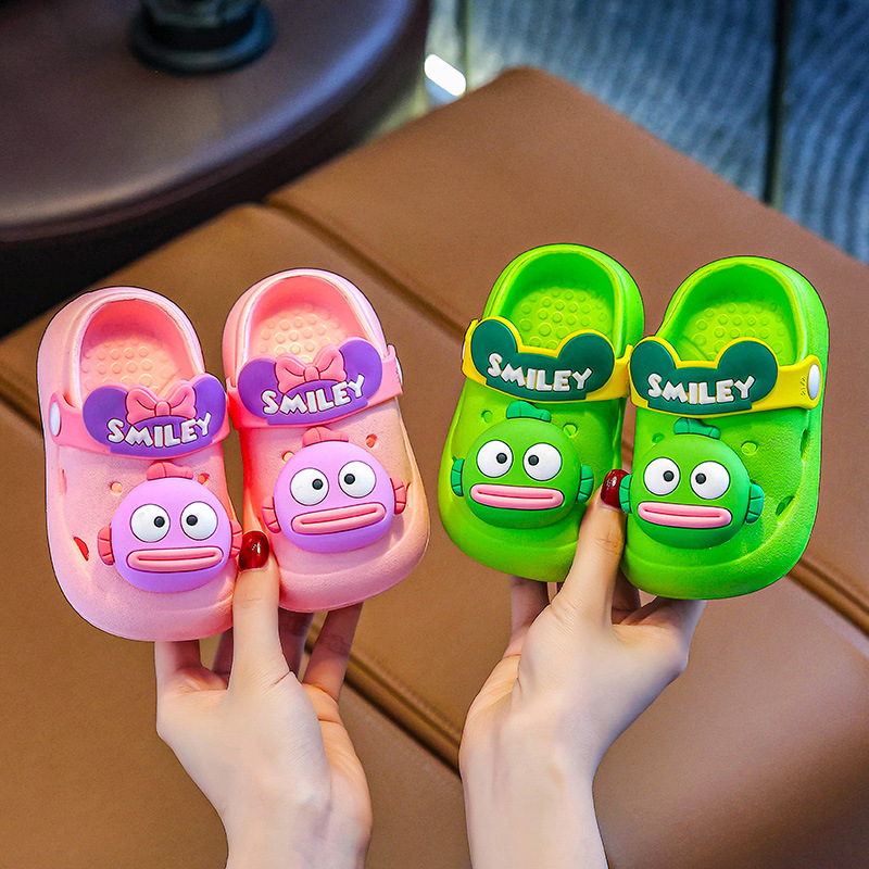 Nuevas zapatillas infantiles de verano para niños antideslizantes domésticos de dibujos animados para bebés con base suave zapatillas frías agujeros