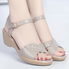 2024夏季新款防滑女鞋坡跟真皮舒适中老年百搭软底妈妈鞋大码凉鞋