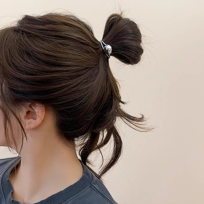 Silverfärgad boll hårsnodd minimalistisk håraccessoar_voghion.com