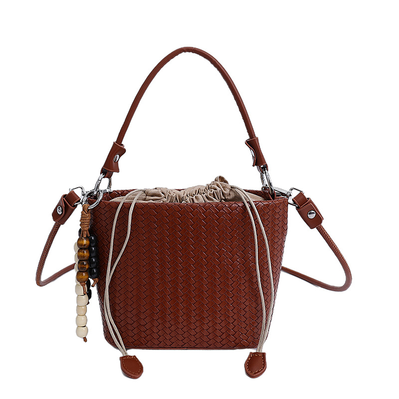 Transfronterizos bolsos de cubo de cuerda bolsos de mujer versátiles bolsos de mano otoño e invierno 2025 nuevo tejido mochila de viaje