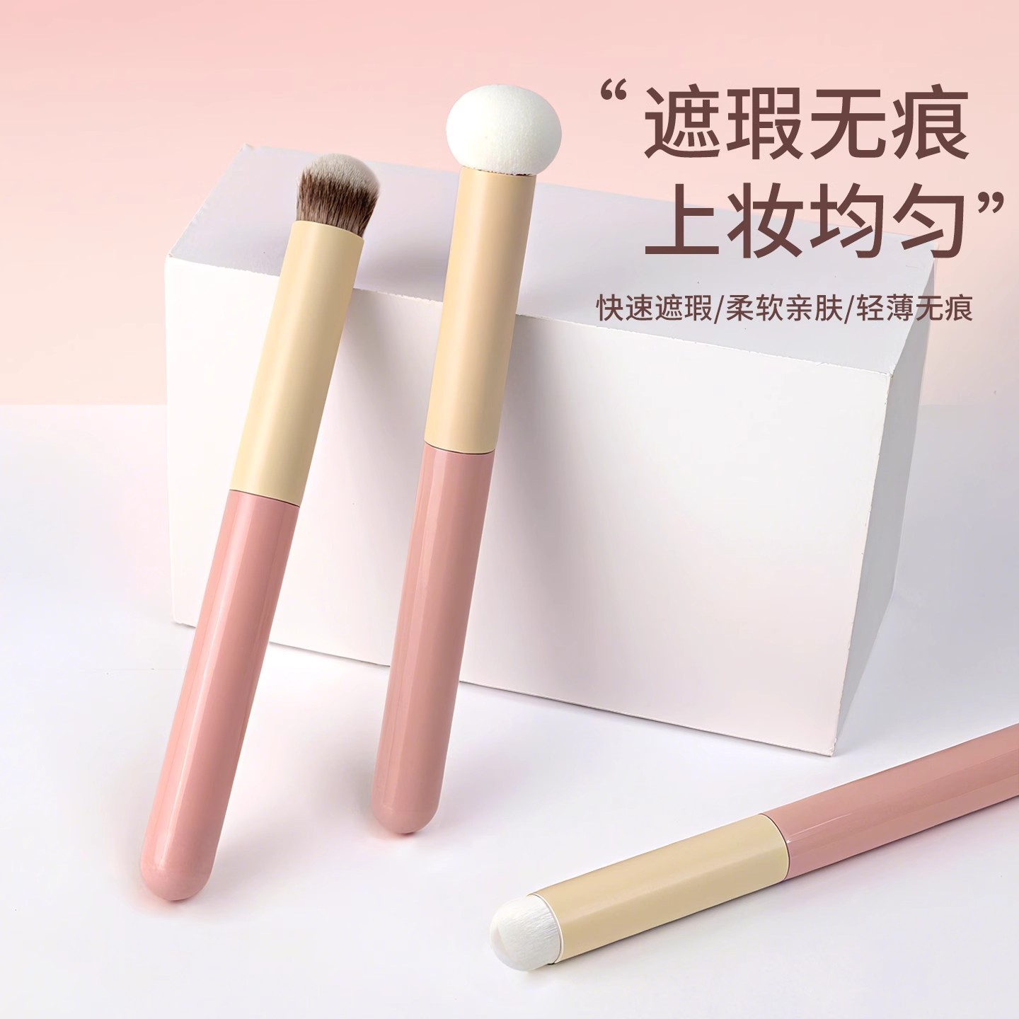 Los fabricantes venden al por mayor pequeños bollos al vapor, brochas de maquillaje, cepillos correctores de tres piezas, cepillos de labios oblicuos, cepillos de manchas que no dejan marcas, cabeza de hongo de esponja