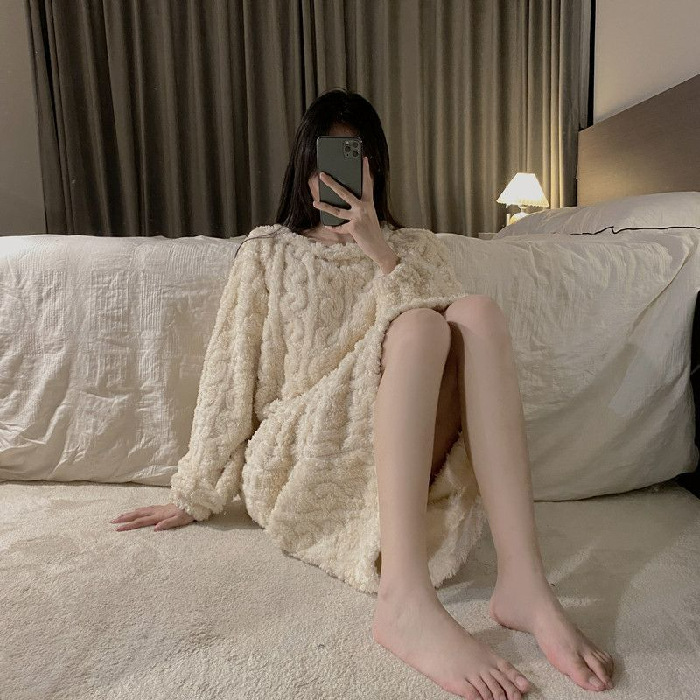 Pijamas de peluche de invierno para mujeres con peluche grueso calentamiento de cuello redondo falda larga de lana de coral ropa de hogar de franela