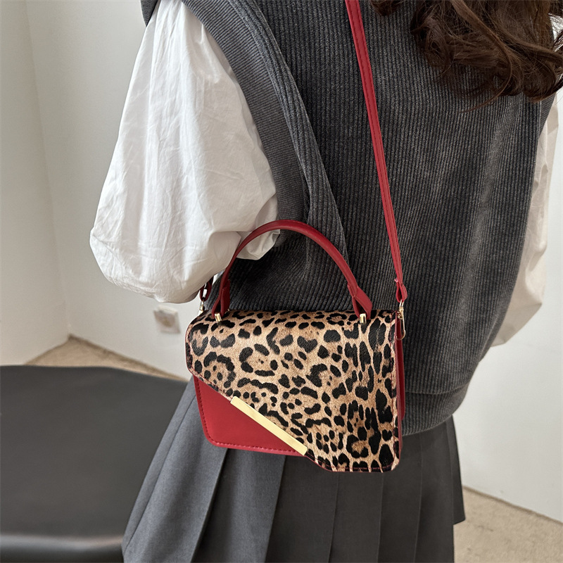 2025 nuevo bolso cuadrado pequeño con estampado de leopardo de color en contraste de moda, cadena simple casual, bolso de mensajero de un solo hombro de gran capacidad, bolso de axila