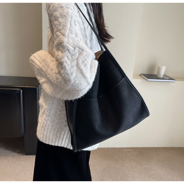 Women's Large Pu Leather Solid Color Vintage Style Square Magnetic Buckle Tote Bag display picture 4