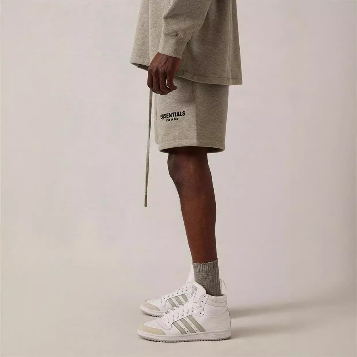 ESSENTIALS Pantalones cortos de doble línea de alta tendencia floqued Casual Five-Point Sports Ring Pantalones cortos para hombres y mujeres