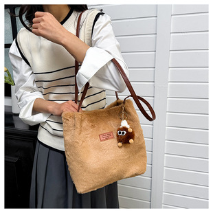 �羳�r��ë�q����Ů�ٴ�ͨ���ϰ����nб���ˮͰ���|�Іμ������