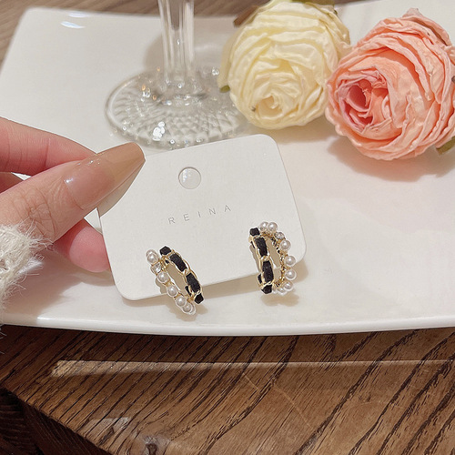 S925 silver needle light luxury niche pearl earrings women ins trendy black leather C-shaped earrings internet celebrity earrings wholesale