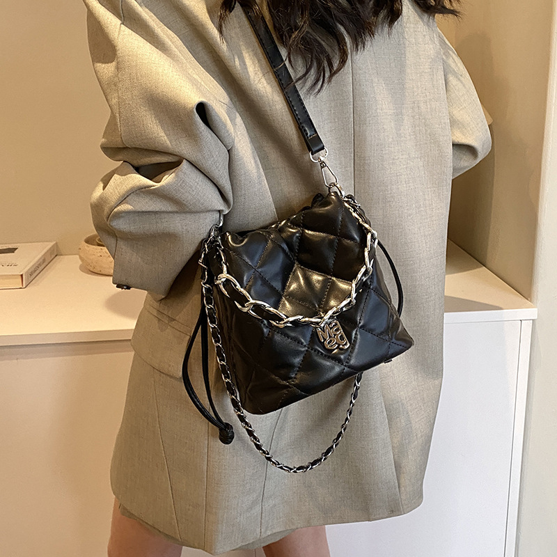 2024 primavera nuevo pliegue bolso de cubo de color sólido nicho de diseño de moda bolso de hombro universal bolso de estilo coreano