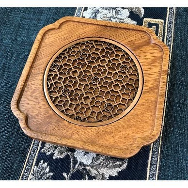 Набор для заваривания чая из восьми предметов: фарфоровый поднос из южноамериканского ореха с подставкой из массива дерева, ковриком для чайника с отсеком для воды и маленьким подстаканником для хранения воды.