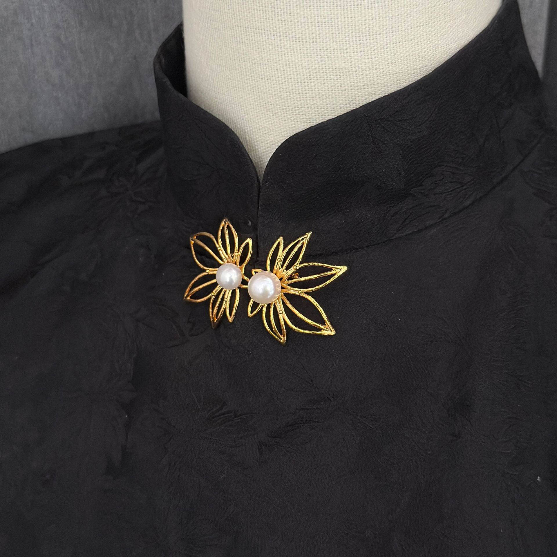 Maple Leaf Quality Freshwater Pearl Cheongsam Button, Vintage Niche Handmade Design Brooch, High-End Women's Clothing Accessory