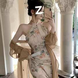 新中式改良旗袍新款2025年轻款少女高端气质度假御姐风挂脖连衣裙