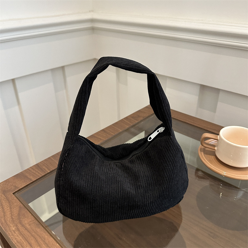 2024 nuevo bolso de axila, bolso de hombro de diseño de personalidad de pana negra retro retro, bolso de luna nueva casual