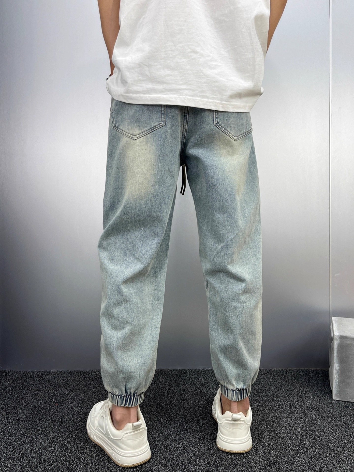 Men's Slim Fit Distressed Denim Jeans With Patchwork And Cuffs_voghion.com