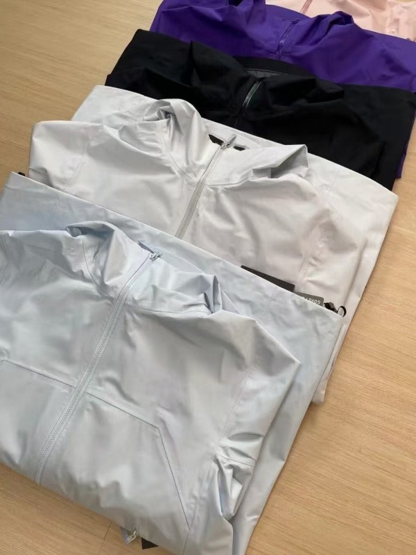 Taizhou Outdoor Bird Home Mismo estilo ligero BETA JK nueva chaqueta de montañismo resistente al viento e impermeable LOGO