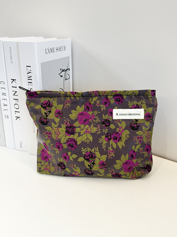 큰 사이즈. 회색 배경에 장미 꽃