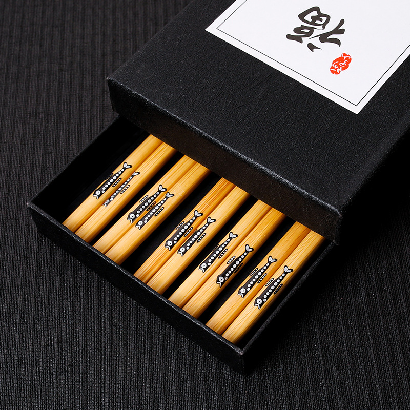 Palillos de bambú al por mayor palillos de bambú puntiagudos japoneses pequeños palillos florales de pescado 5 pares caja de regalo negro en stock palillos de regalo de publicidad