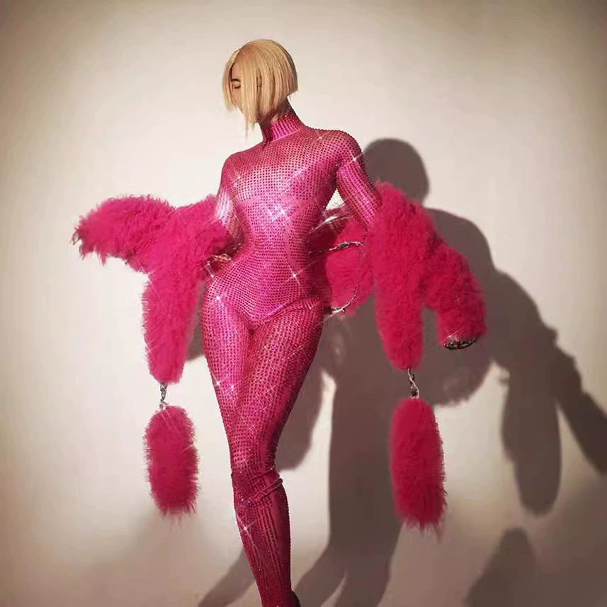 Европейские и американские ночные клубы исполняют танцевальные комбинезон