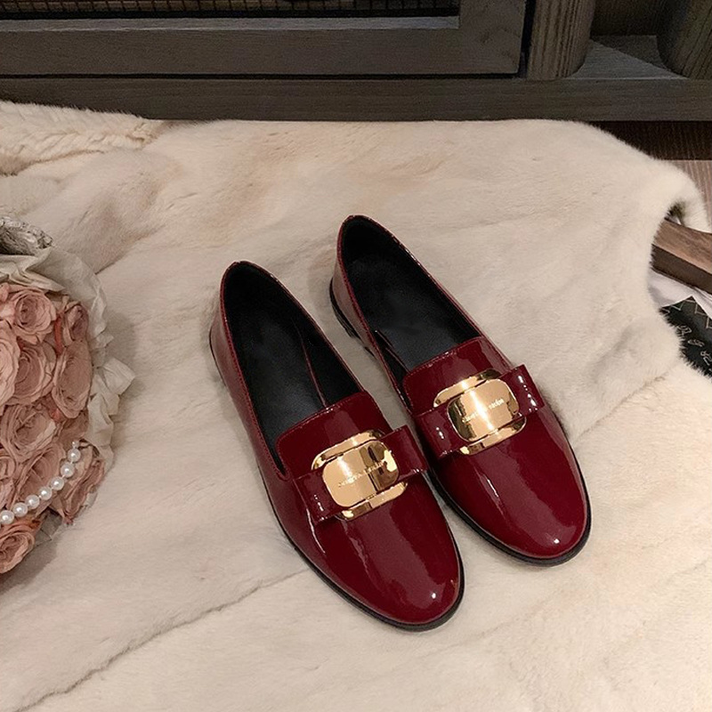2025 primavera nuevo rojo plano zapatos de hebilla metálica perezoso un pedazo suave zapatos de cuero pequeñas mujeres