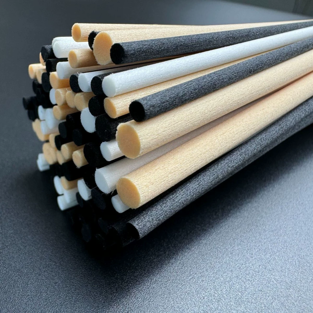 Ароматерапевтические палочки, палочки-диффузоры для эфирных масел, бездымные цветные ароматерапевтические фибровые палочки, диффузорные палочки в наличии, оптом от производителя.