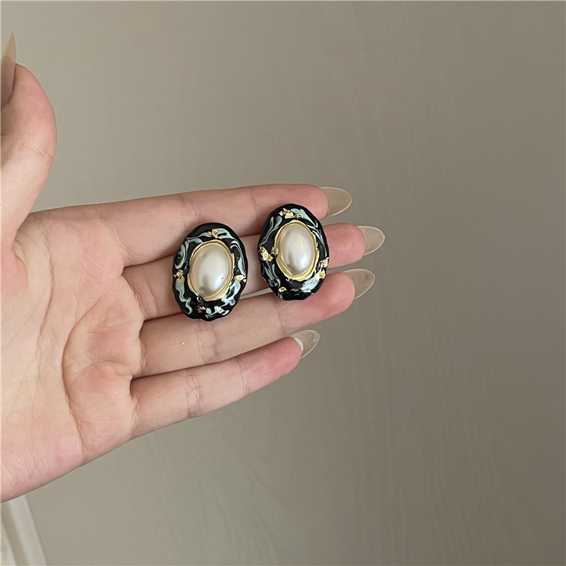 Retro Enamel Oval Button Earrings Wholesale Nihaojewelry display picture 9