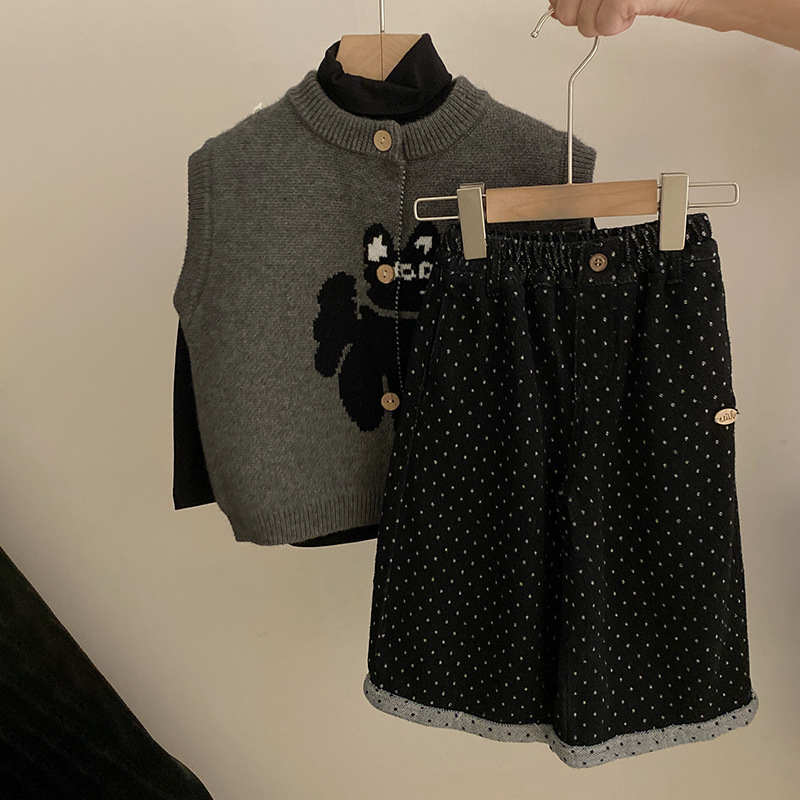 Autumn cartoon knitted solid color base body-friendly vest