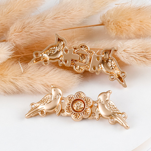 Hanfu metal toggle clasp with magpie auspicious design, ancient costume decorative metal fastener, Song and Ming dynasty style, paired with shoulder clasps for matching.