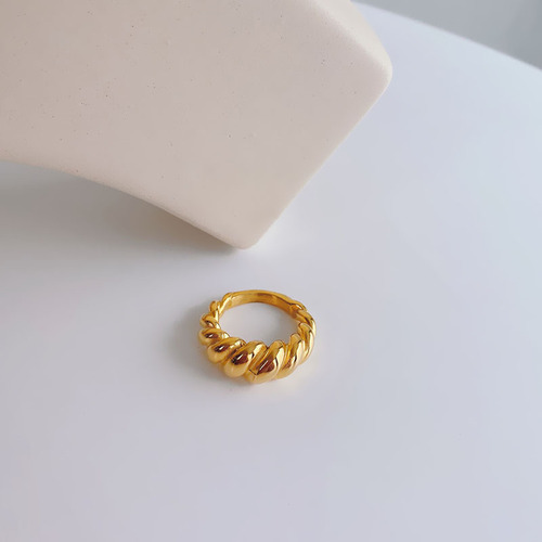 Simple titanium steel ring female croissant 18k gold niche high-end cool style ring personalized internet celebrity jewelry