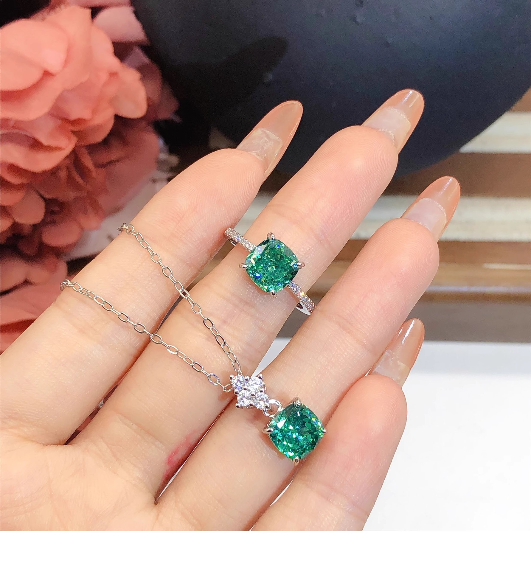 Set ketting met prinses hanger en eenvoudige emerald ring_voghion.com