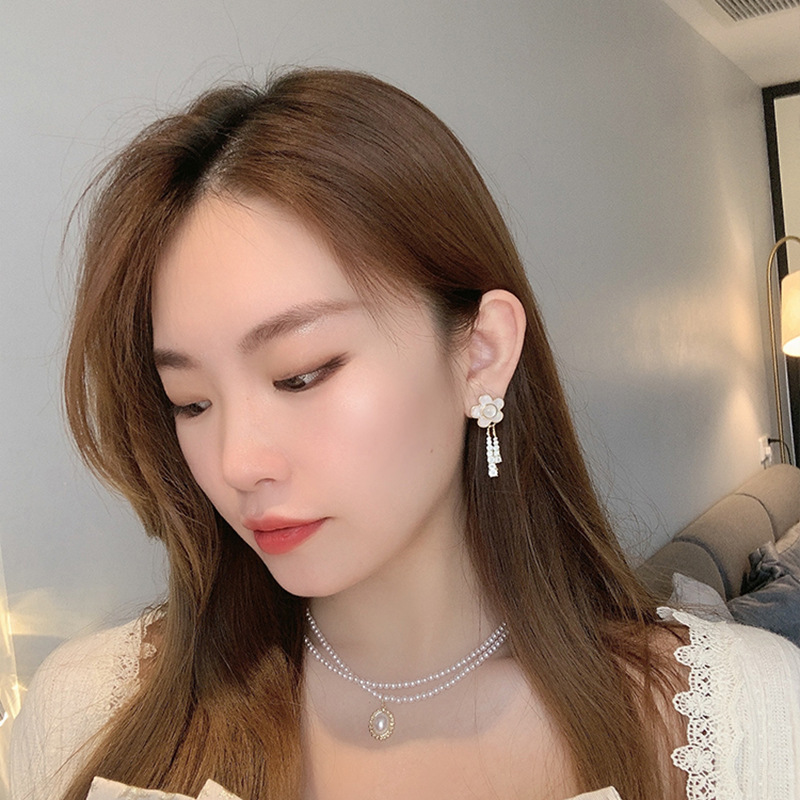 Korean Style Cat's Eye Stone Inlaid Flower Earrings display picture 4