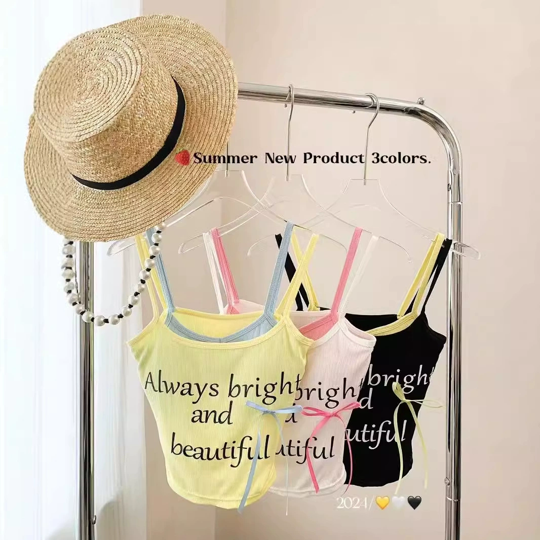 Горячая девушка хочет лук с буквенно-буквенно-буквенно-поддельными двумя контрастными камзолами