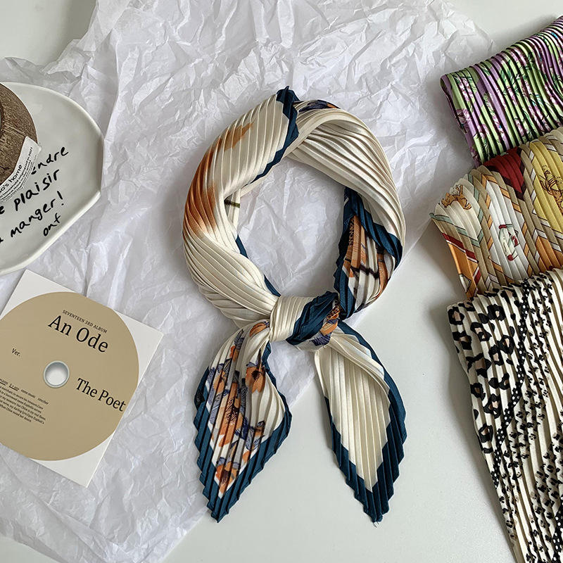 Bufanda de seda, bufanda cuadrada, sentido avanzado, camisa decorativa arrugada de moda coreana de primavera y verano, bufanda pequeña, bufanda en forma de diamante, diadema